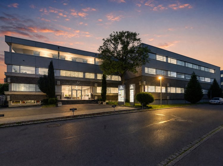 Cubus Competence Center von vorne bei Abendlicht.