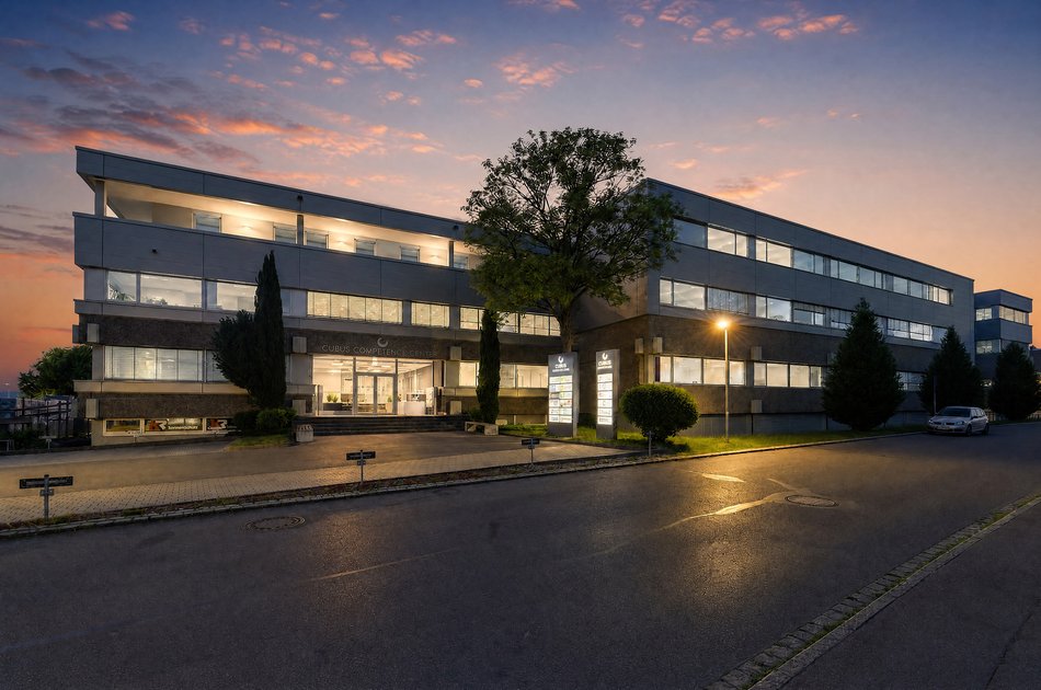Cubus Competence Center Cubus Competence Center von vorne bei Abendlicht.