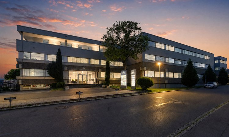 Cubus Competence Center von vorne bei Abendlicht.