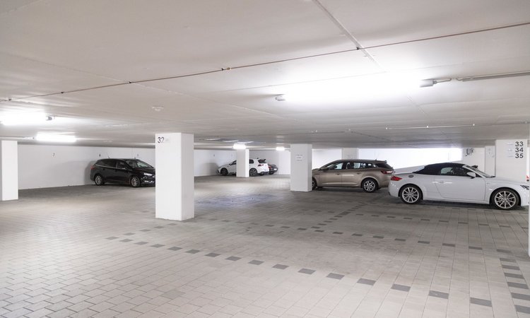 Mehrere Autos geparkt in einer Tiefgarage