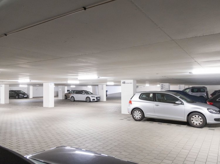 Eine Tiefgarage mit geparkten Autos
