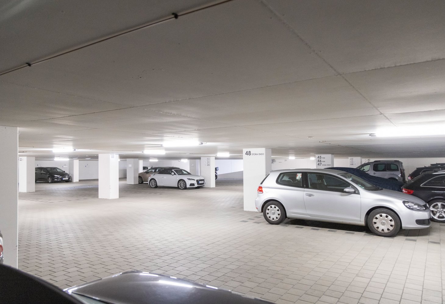 Eine Tiefgarage mit geparkten Autos