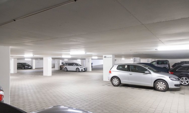 Eine Tiefgarage mit geparkten Autos