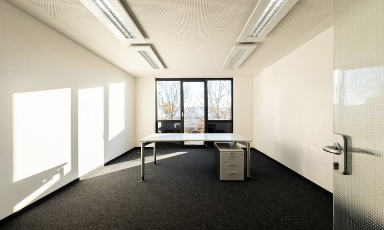 Moderner Büroraum mit großen Fenstern und Schreibtisch im Business Center „Herkner Straße“ in Weingarten