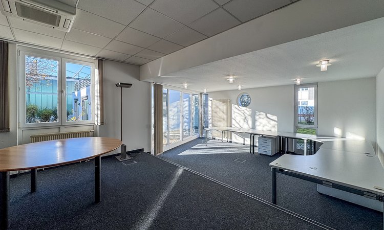 Ein großes Büro mit Meetingbereich und Schreibtischen