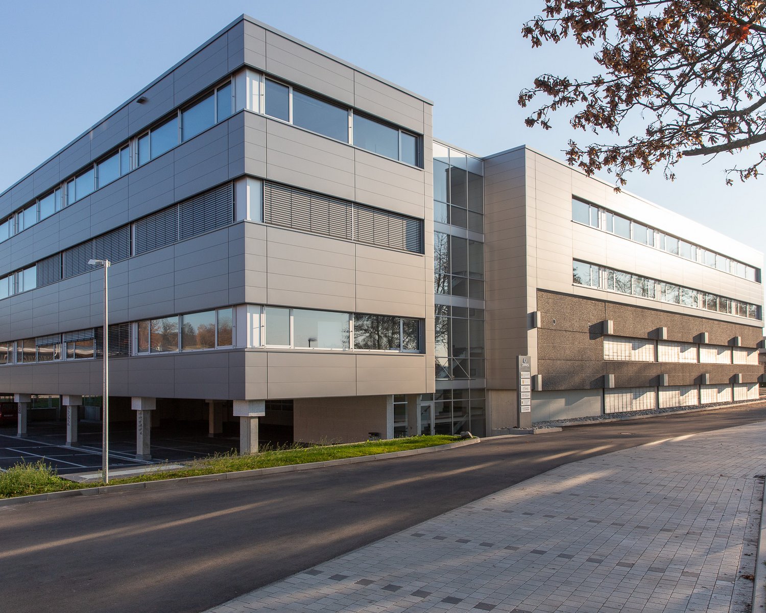Außenaufnahme des Cubus Competence Center Weingarten bei Tageslicht