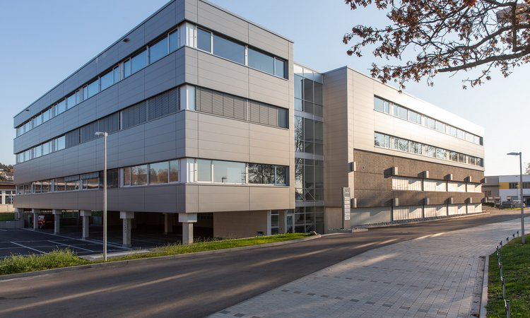 Außenaufnahme des Cubus Competence Center Weingarten bei Tageslicht