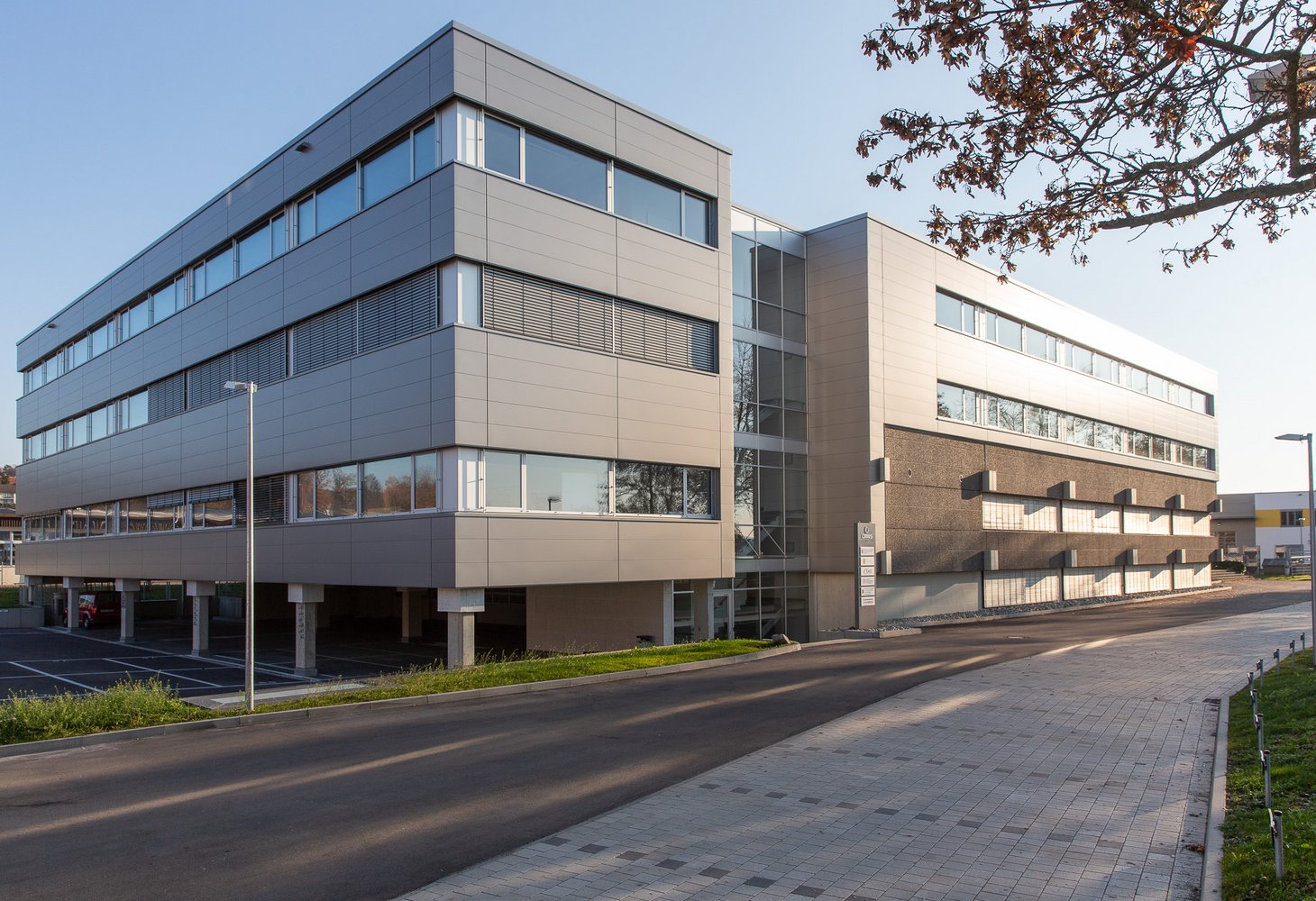 Außenaufnahme des Cubus Competence Center Weingarten bei Tageslicht