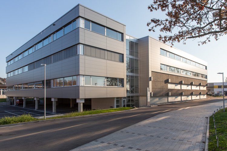 Außenaufnahme des Cubus Competence Center Weingarten bei Tageslicht