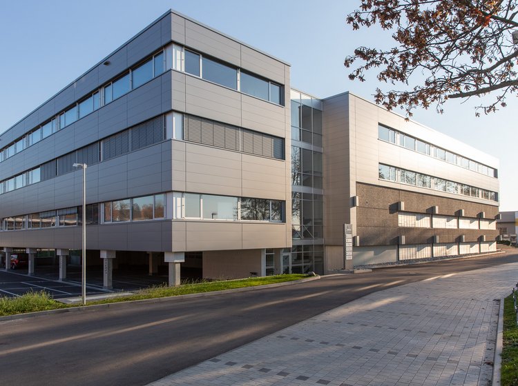 Außenaufnahme des Cubus Competence Center Weingarten bei Tageslicht