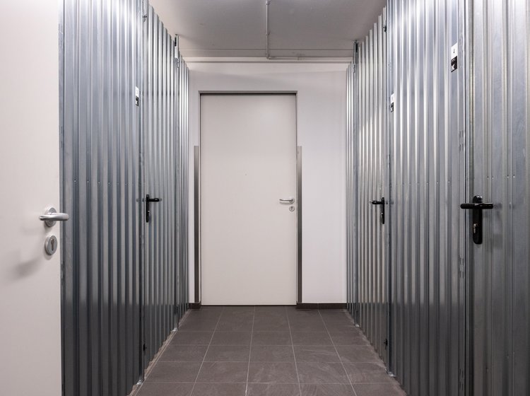 Ein Flur mit Lagerboxen aus Metall im Business Center „Herkner Straße“ in Weingarten