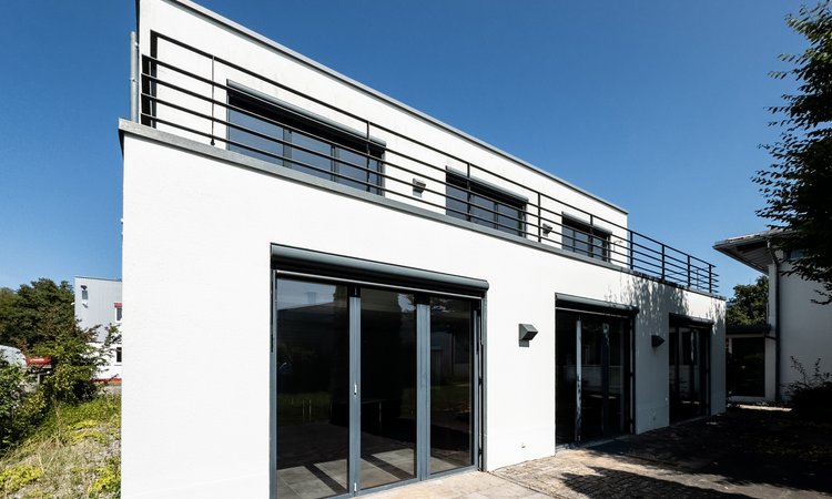 Außenaufnahme des Business Center „Herkner Straße“, Rückseite mit Terrassentüren aus Glas und Balkon