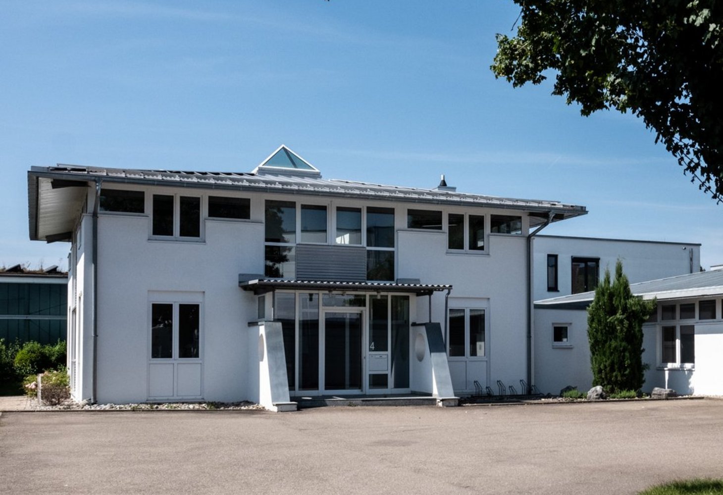 Das Business Center „Herkner Straße" in Weingarten mit Parkplatz und Zufahrt