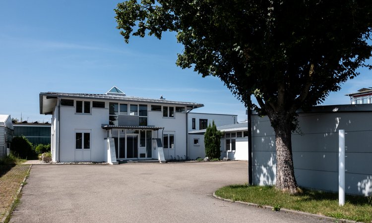 Das Business Center „Herkner Straße" in Weingarten mit Parkplatz und Zufahrt