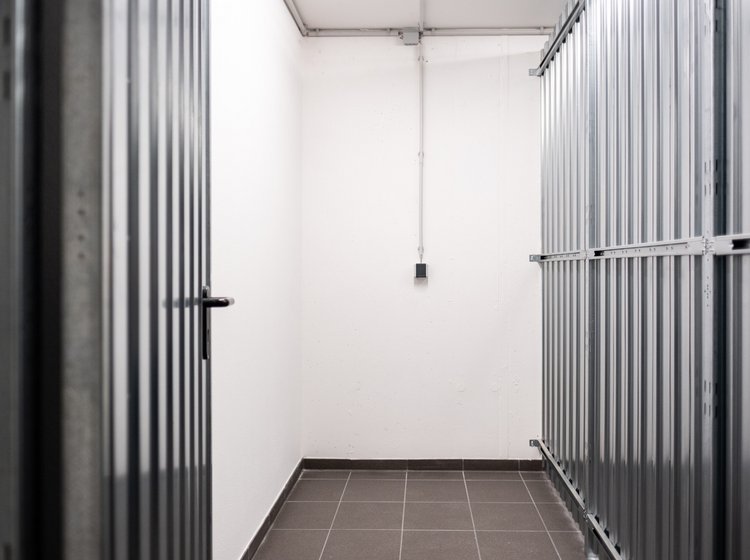 Mehrere Lagerräume mit Metalltüren Lagerboxen aus Metall im Business Center „Herkner Straße“ in Weingarten