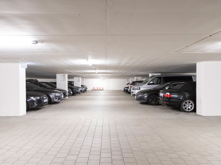 Tiefgaragenstellplätze mit geparkten Autos