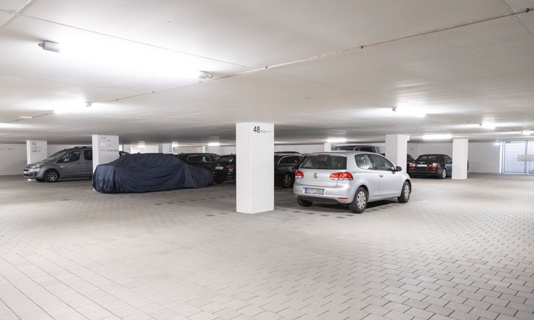Ein Auto ist in einer Tiefgarage geparkt
