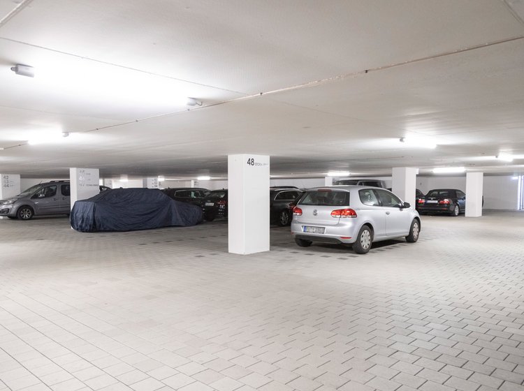 Ein Auto ist in einer Tiefgarage geparkt