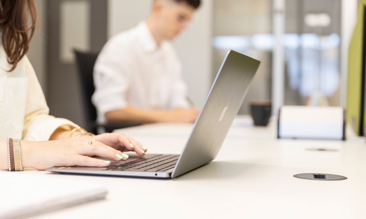 Mehrere Personen arbeiten an Laptops
