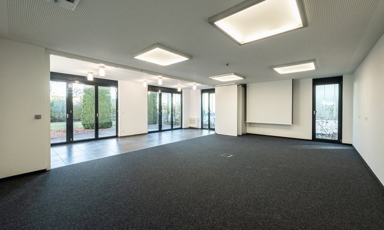 Großraumbüro im Erdgeschoss des Business Center „Herkner Straße“ in Weingarten mit Terrassentüren
